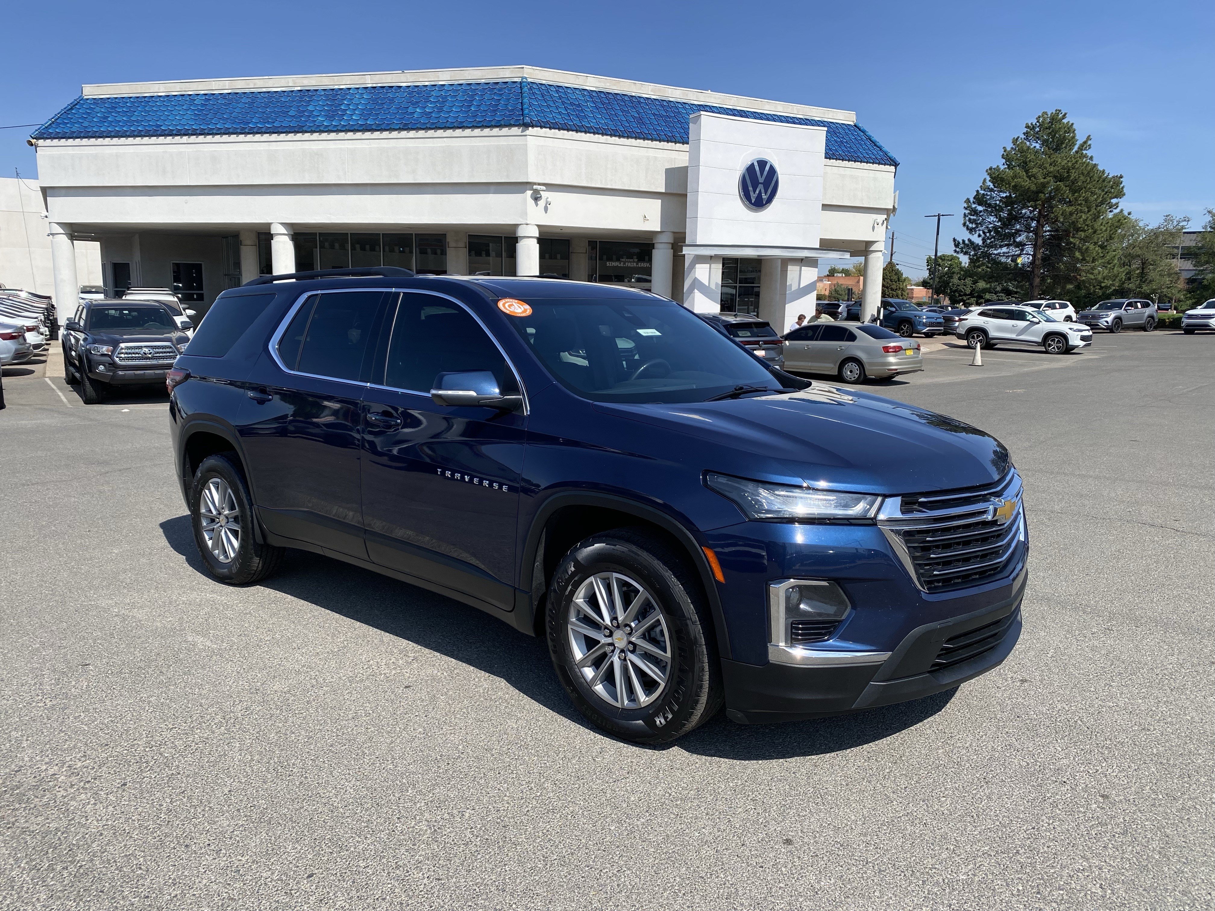 Used 2022 Chevrolet Traverse LT FWD image 2