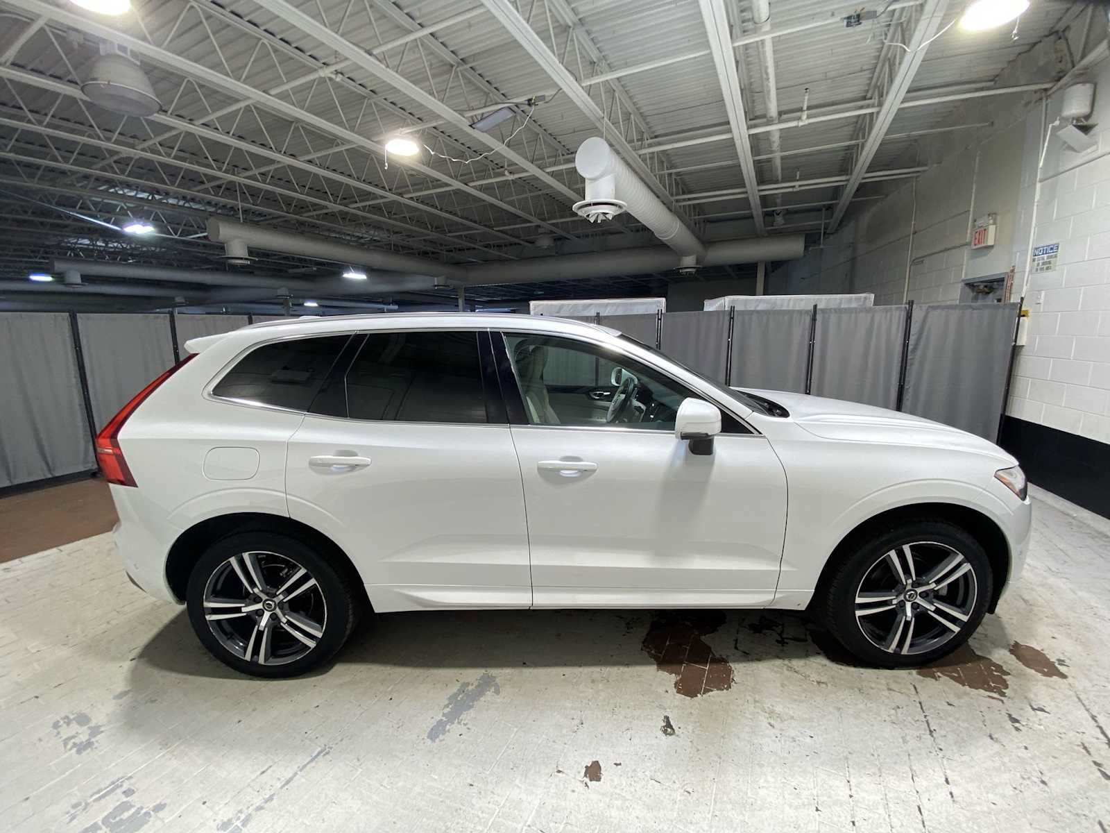 Used 2019 Volvo XC60 T5 Momentum w/ Multimedia Package AWD/4WD image 27