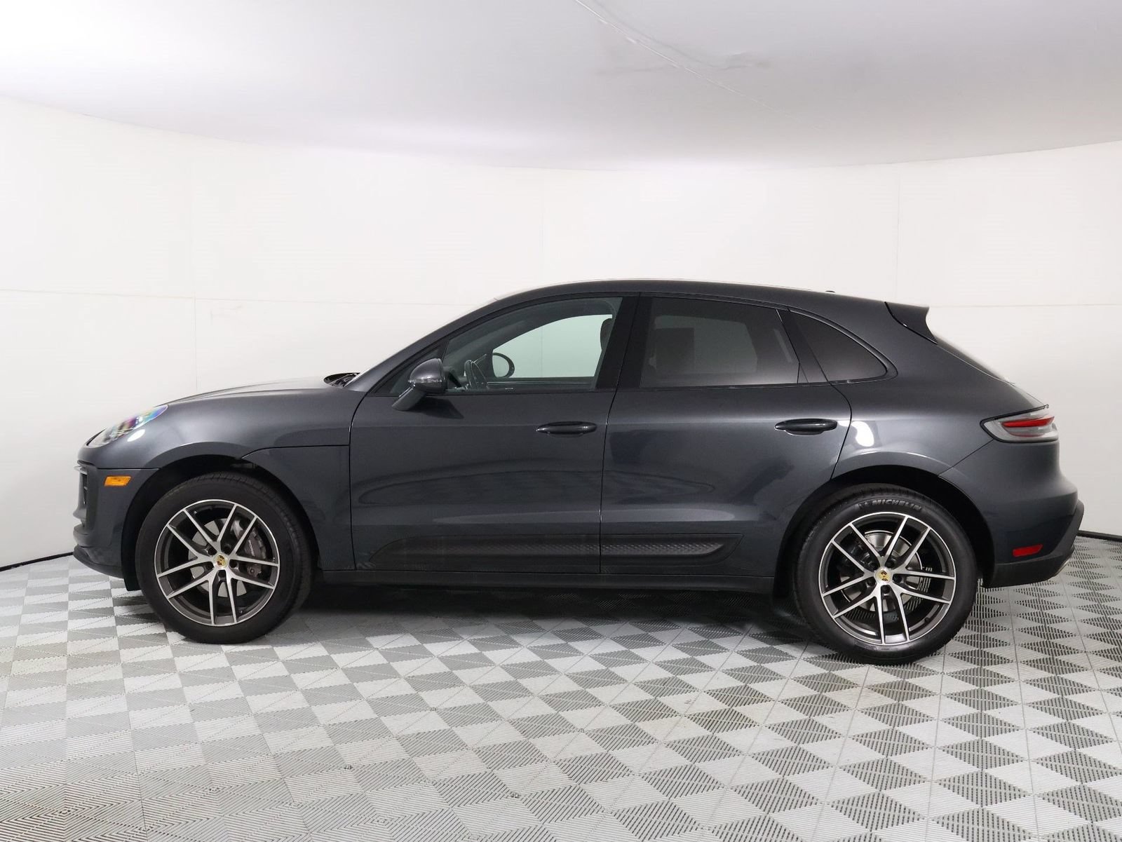 Certified 2024 Porsche Macan AWD/4WD image 2