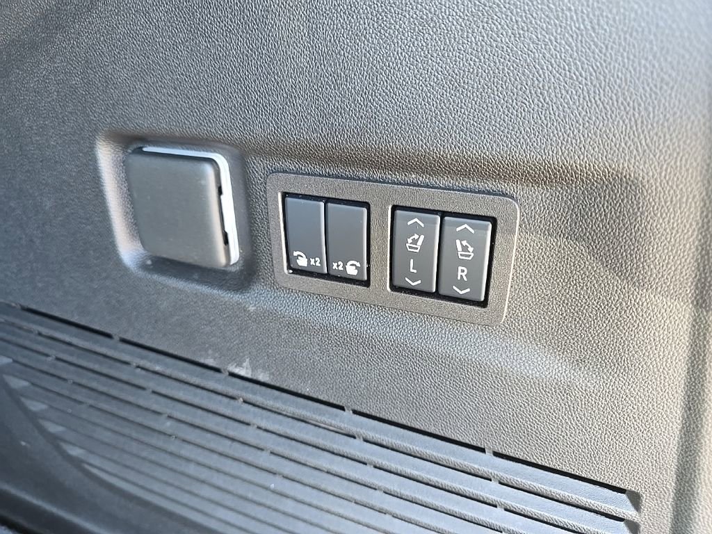 Used 2025 Chevrolet Suburban High Country w/ Sun And Tow Package AWD/4WD image 9