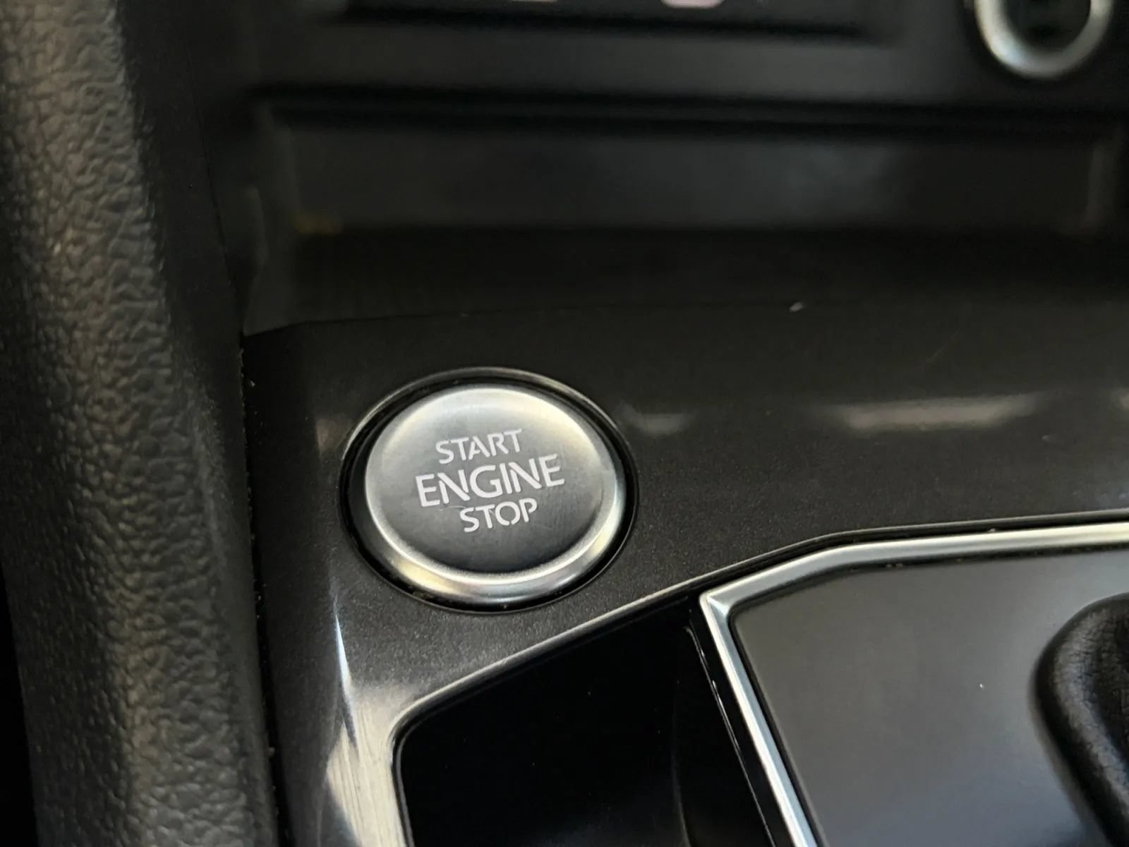 Used 2021 Volkswagen Tiguan SEL AWD/4WD image 26