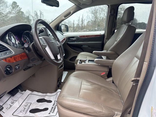 Used 2016 Chrysler Town & Country Touring image 16