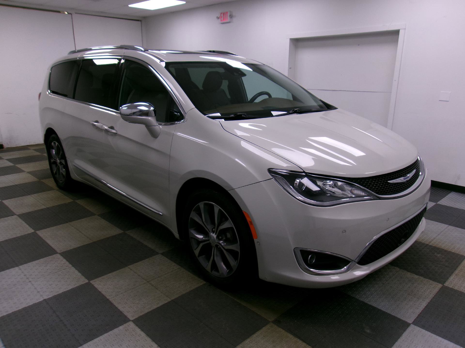 Used 2017 Chrysler Pacifica Limited image 16
