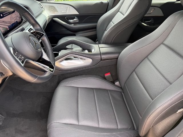 Used 2025 Mercedes-Benz GLS 450 4MATIC image 11