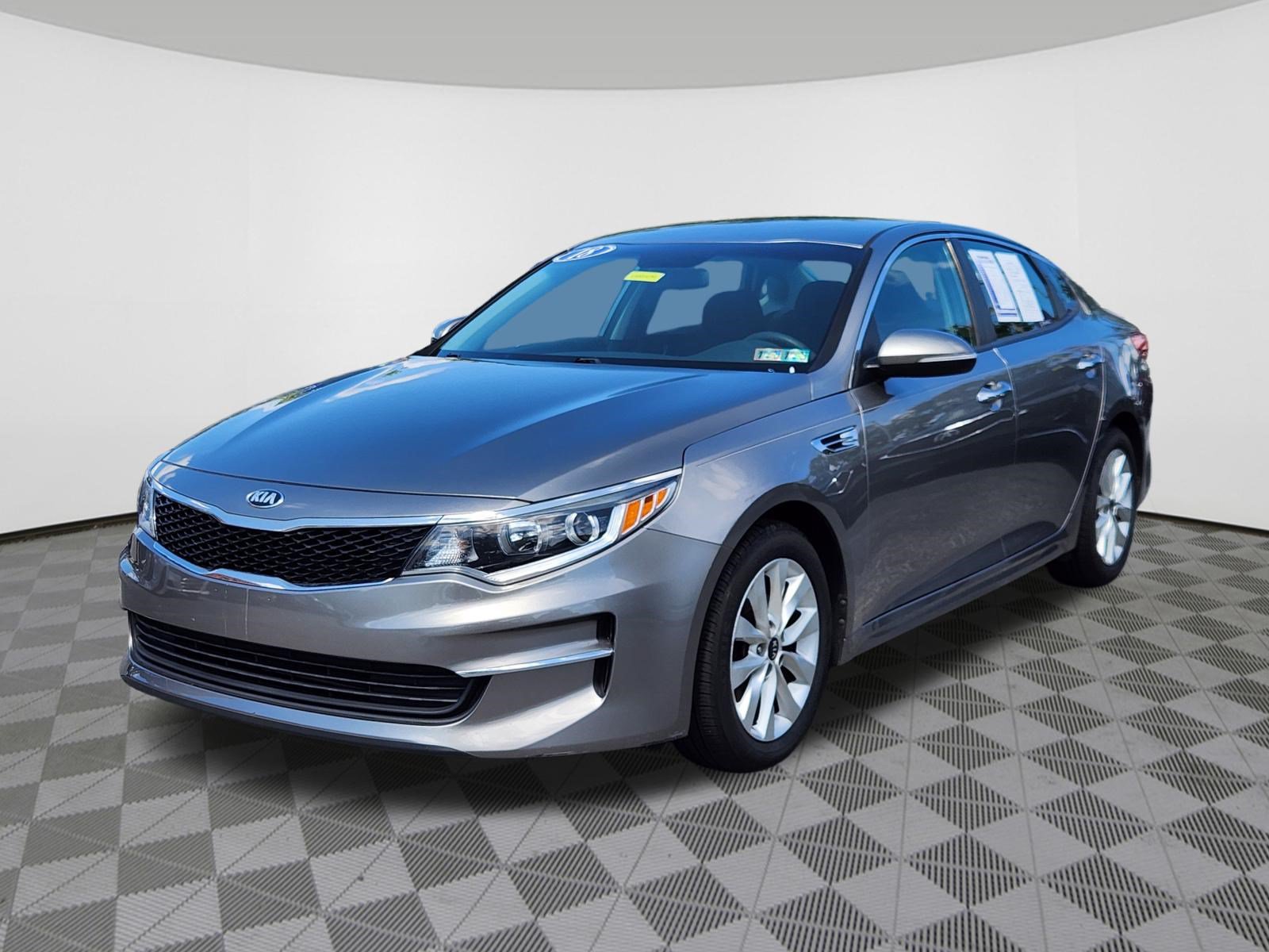 Used 2018 Kia Optima LX w/ 17" Alloy Wheels Package FWD image 2