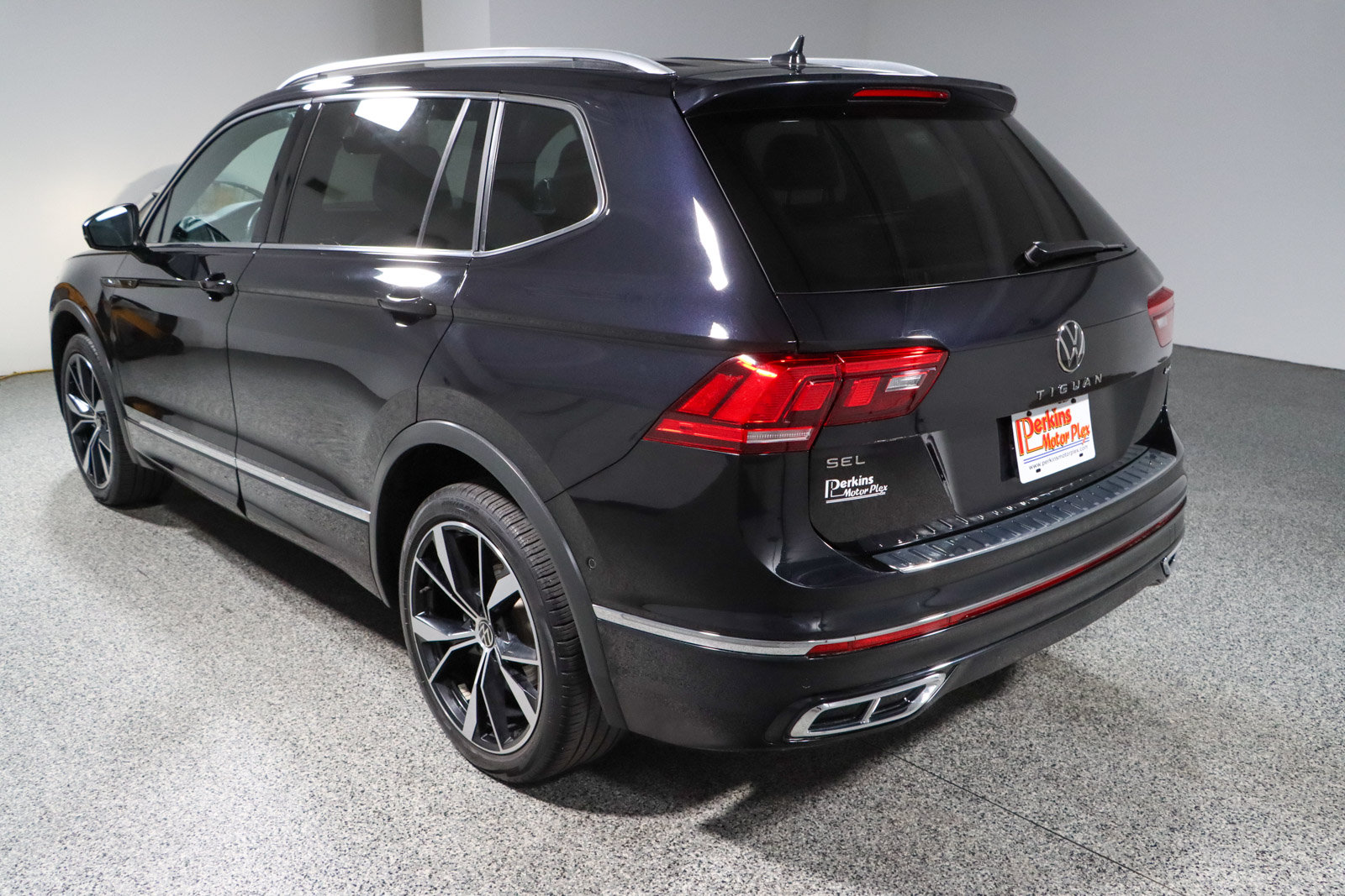 Used 2022 Volkswagen Tiguan SEL R-Line AWD/4WD image 9
