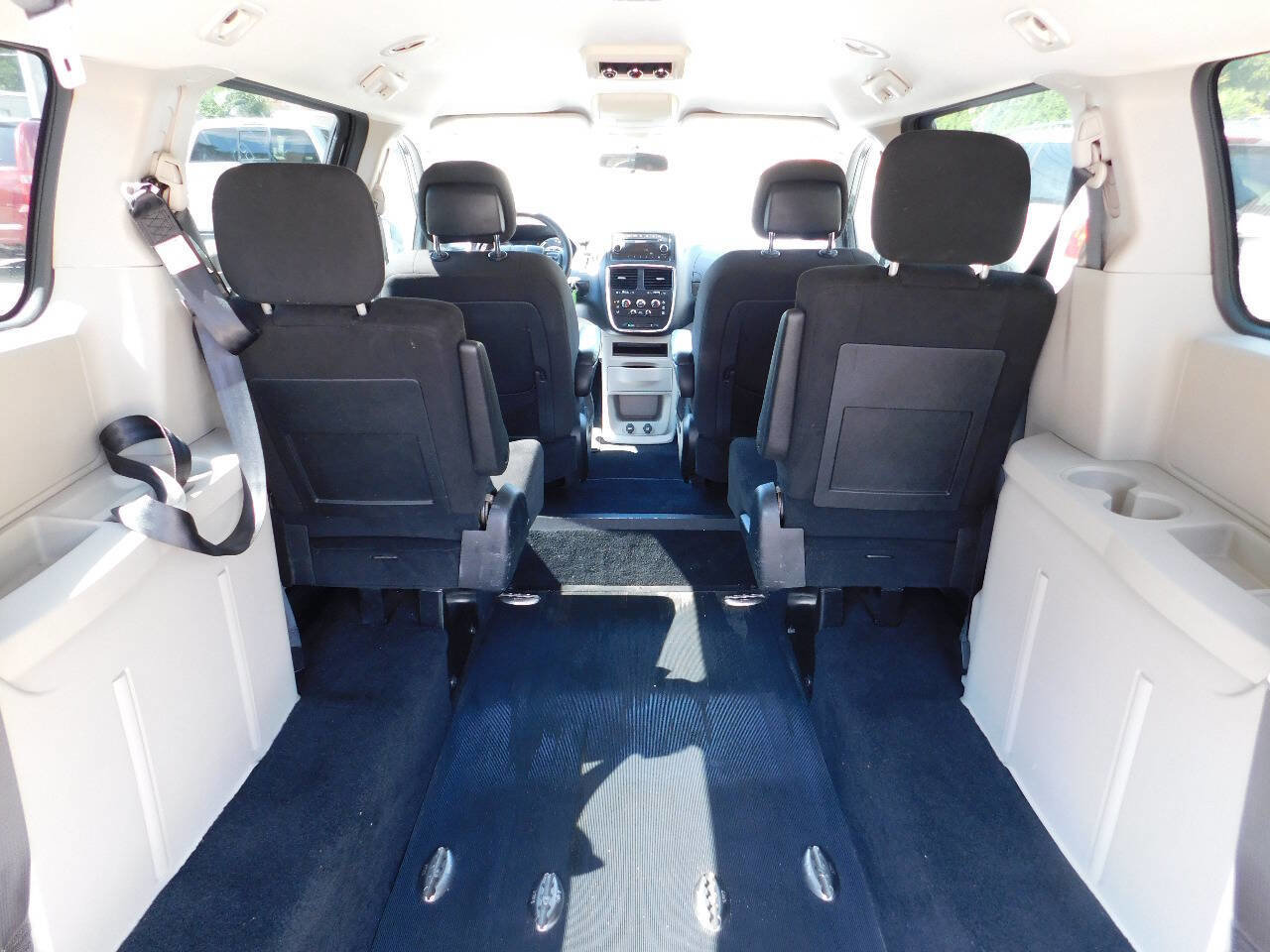 Used 2017 Dodge Grand Caravan SE image 5