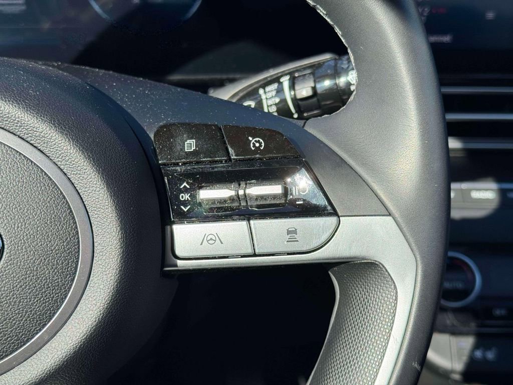 Used 2023 Hyundai Elantra Limited FWD image 26