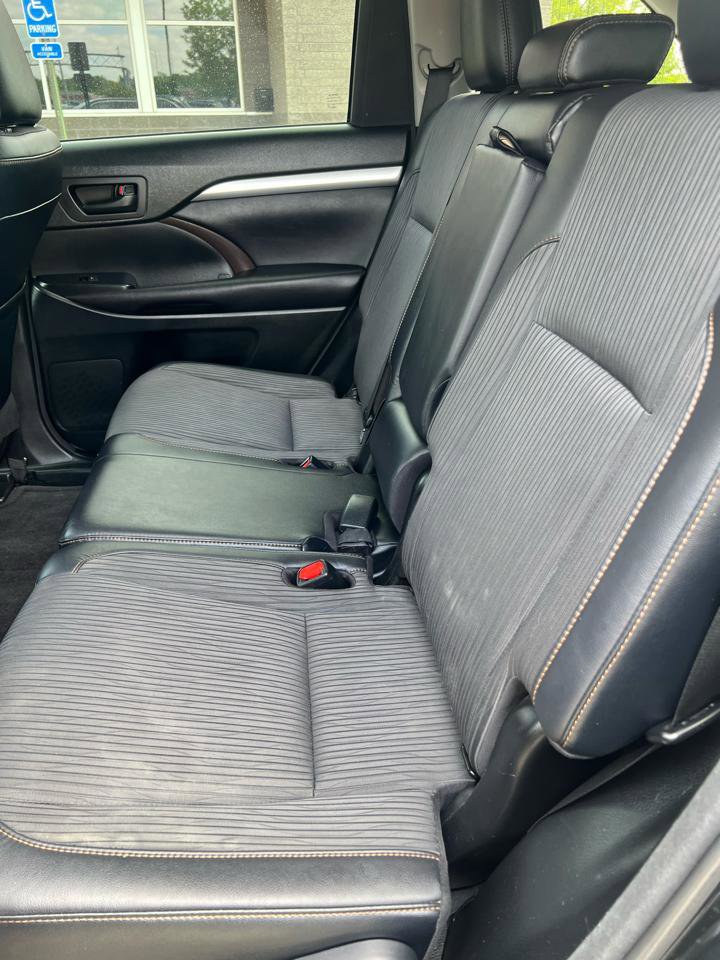 Used 2017 Toyota Highlander Plus w/ Carpet Mat Package AWD/4WD image 9