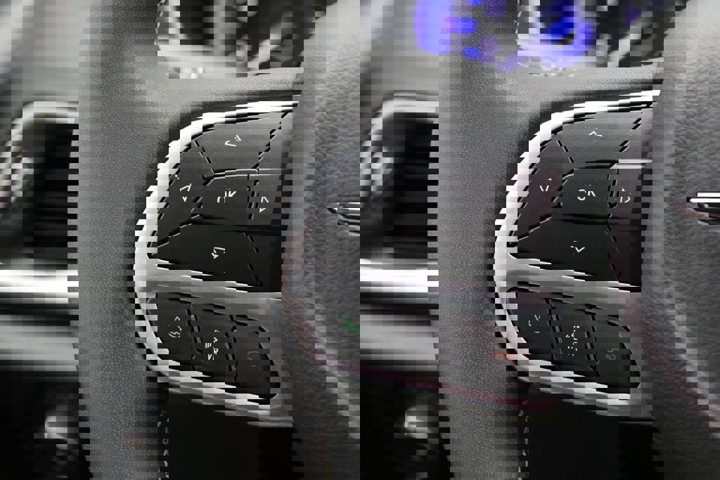 Used 2025 Chrysler Pacifica Select image 17