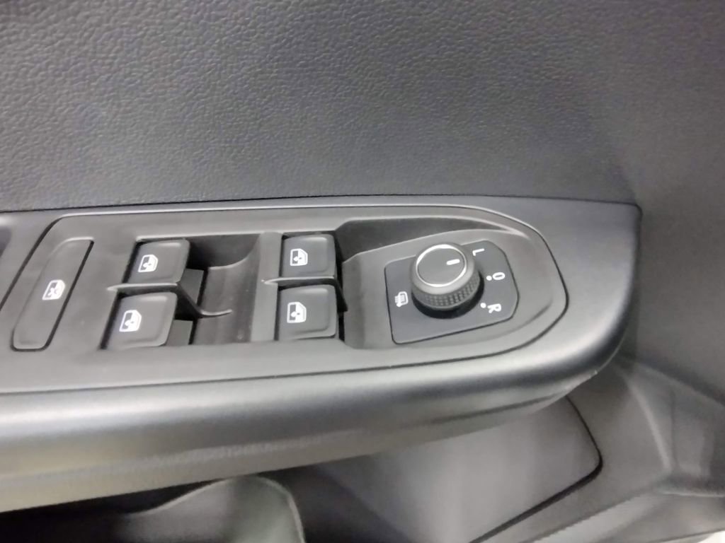 New 2025 Volkswagen Taos SEL image 18