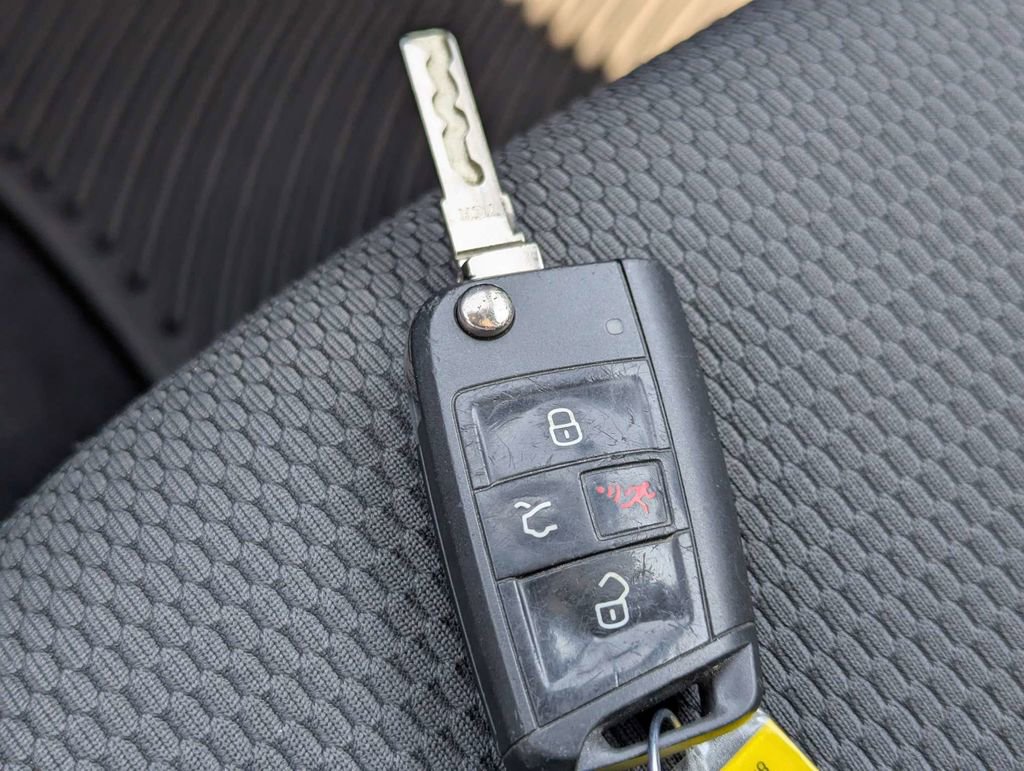 Used 2016 Volkswagen Golf 4-Door image 30