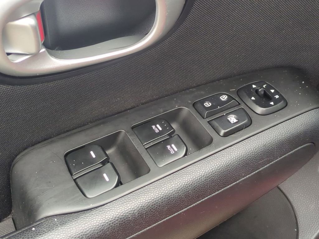 Used 2014 Kia Soul + FWD image 12