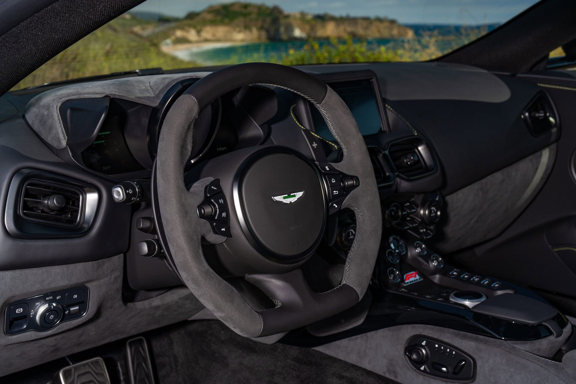 Used 2023 Aston Martin V8 Vantage Coupe RWD image 14