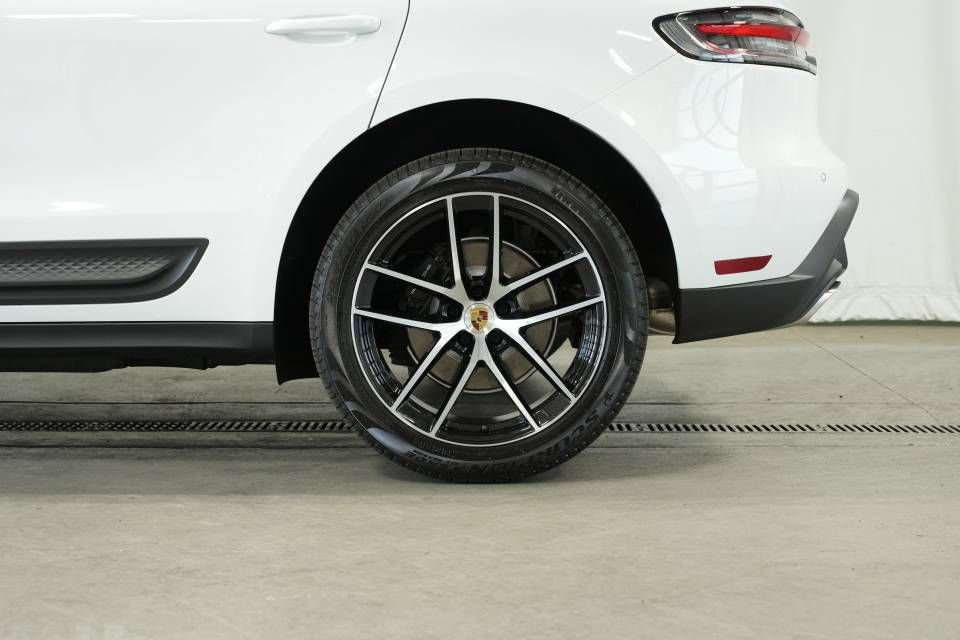 Certified 2025 Porsche Macan AWD/4WD image 43