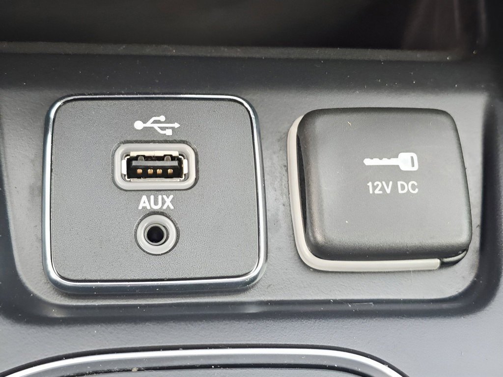 Used 2019 Jeep Cherokee Latitude Plus w/ Comfort/Convenience Group AWD/4WD image 13