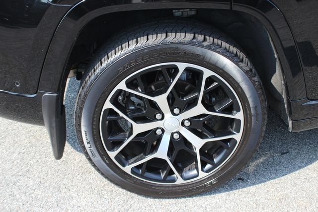 Used 2025 Jeep Grand Cherokee Summit AWD/4WD image 38