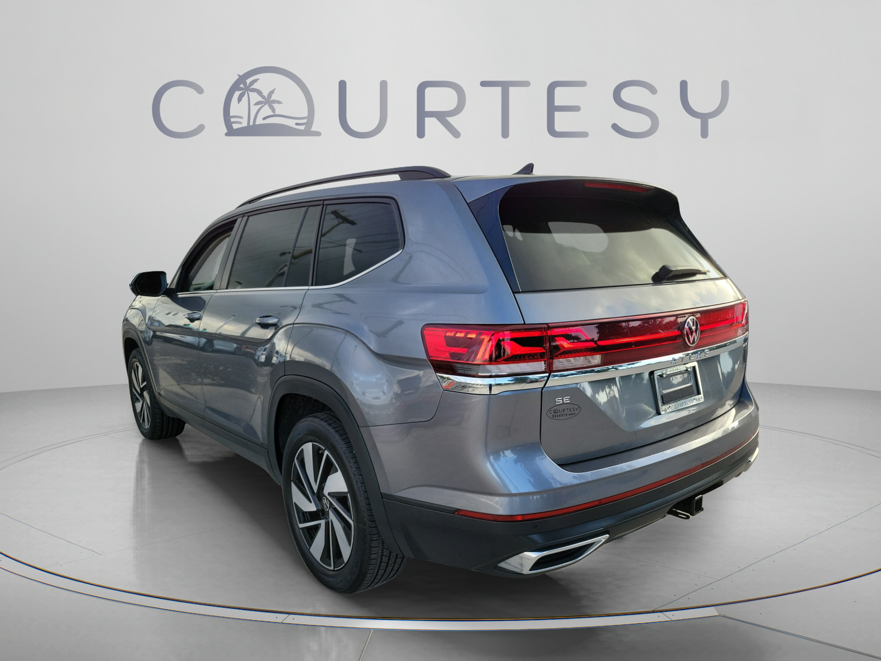 Used 2025 Volkswagen Atlas SE FWD image 2