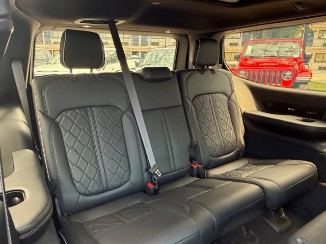 Used 2024 Jeep Grand Wagoneer Series III w/ Quick Order Packagew 28T AWD/4WD image 32