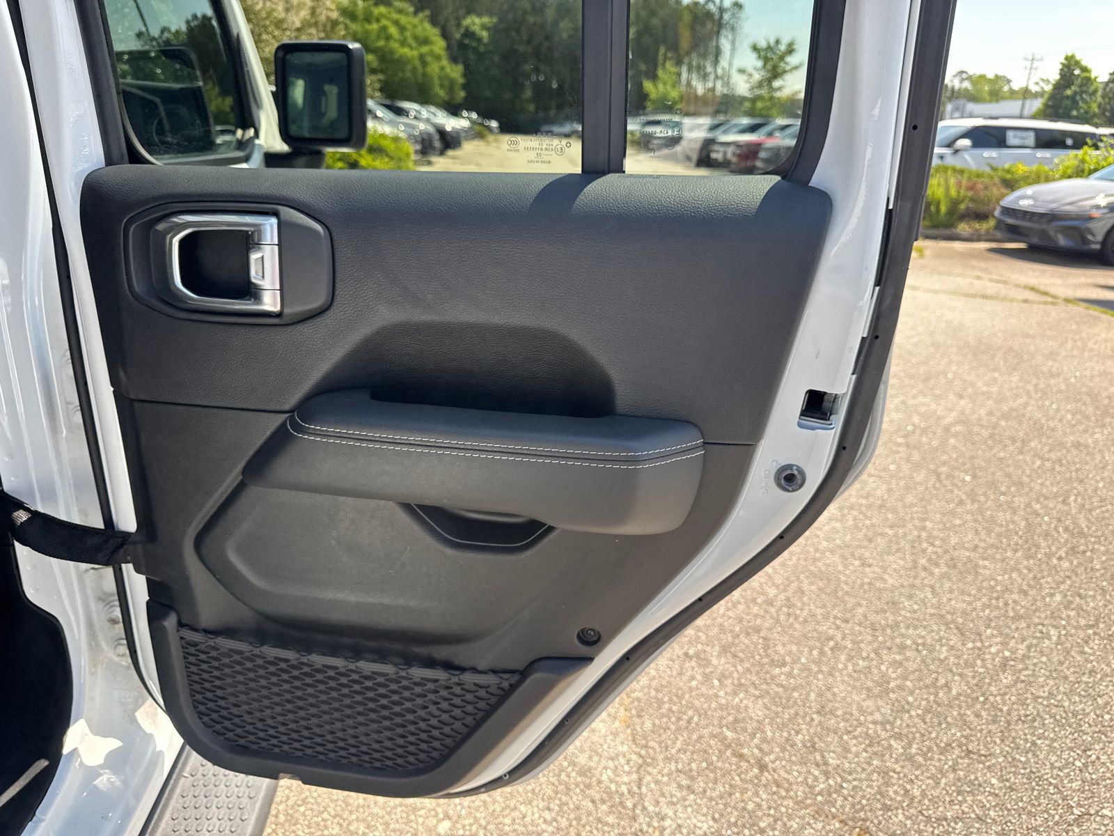 Used 2022 Jeep Wrangler Unlimited Sahara w/ Dual Top Group AWD/4WD image 16