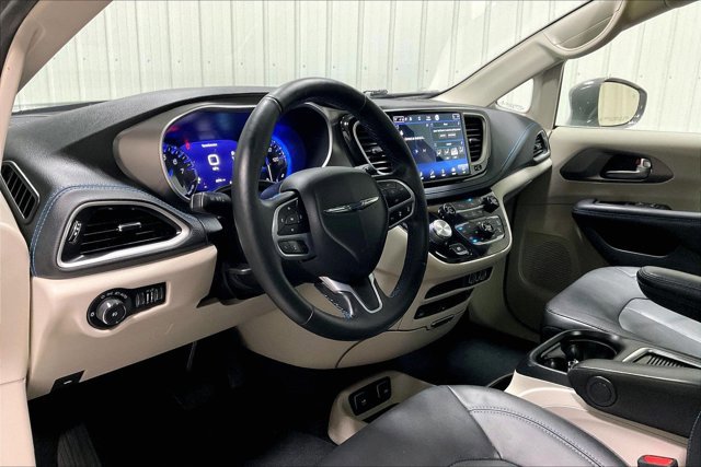 Used 2021 Chrysler Pacifica Touring-L w/ Uconnect Theater Family Group FWD image 14