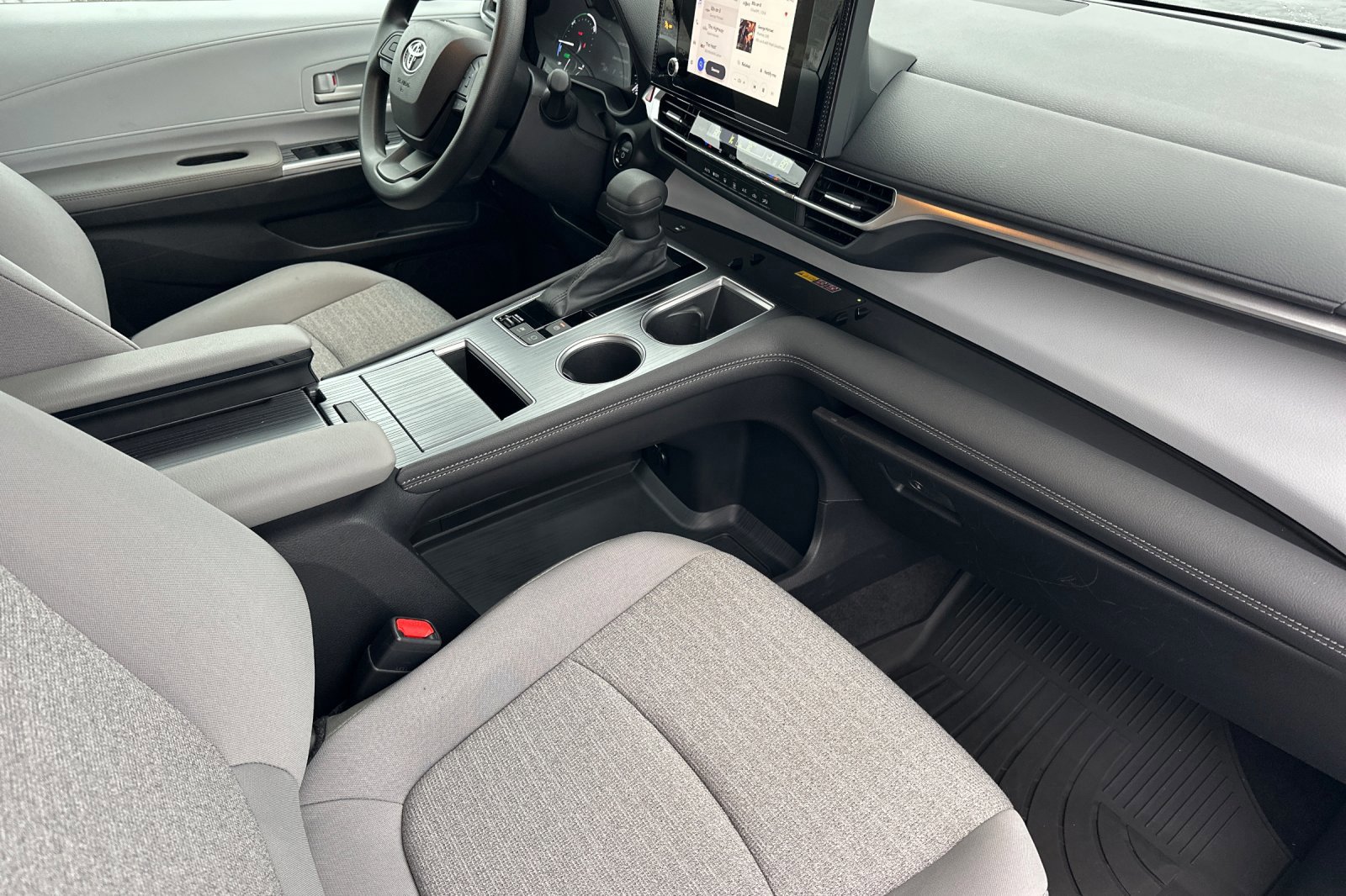 Used 2025 Toyota Sienna LE w/ LE Plus Package image 17