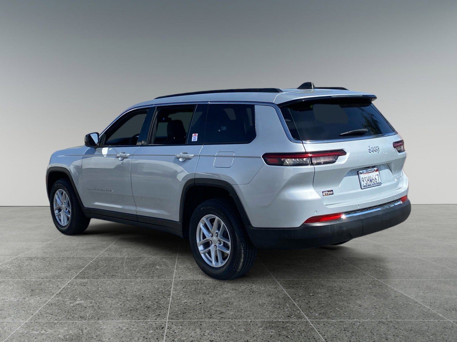 Used 2024 Jeep Grand Cherokee L Laredo RWD image 3
