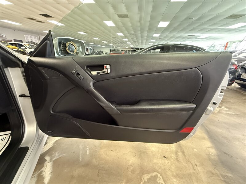 Used 2011 Hyundai Genesis 3.8 image 8