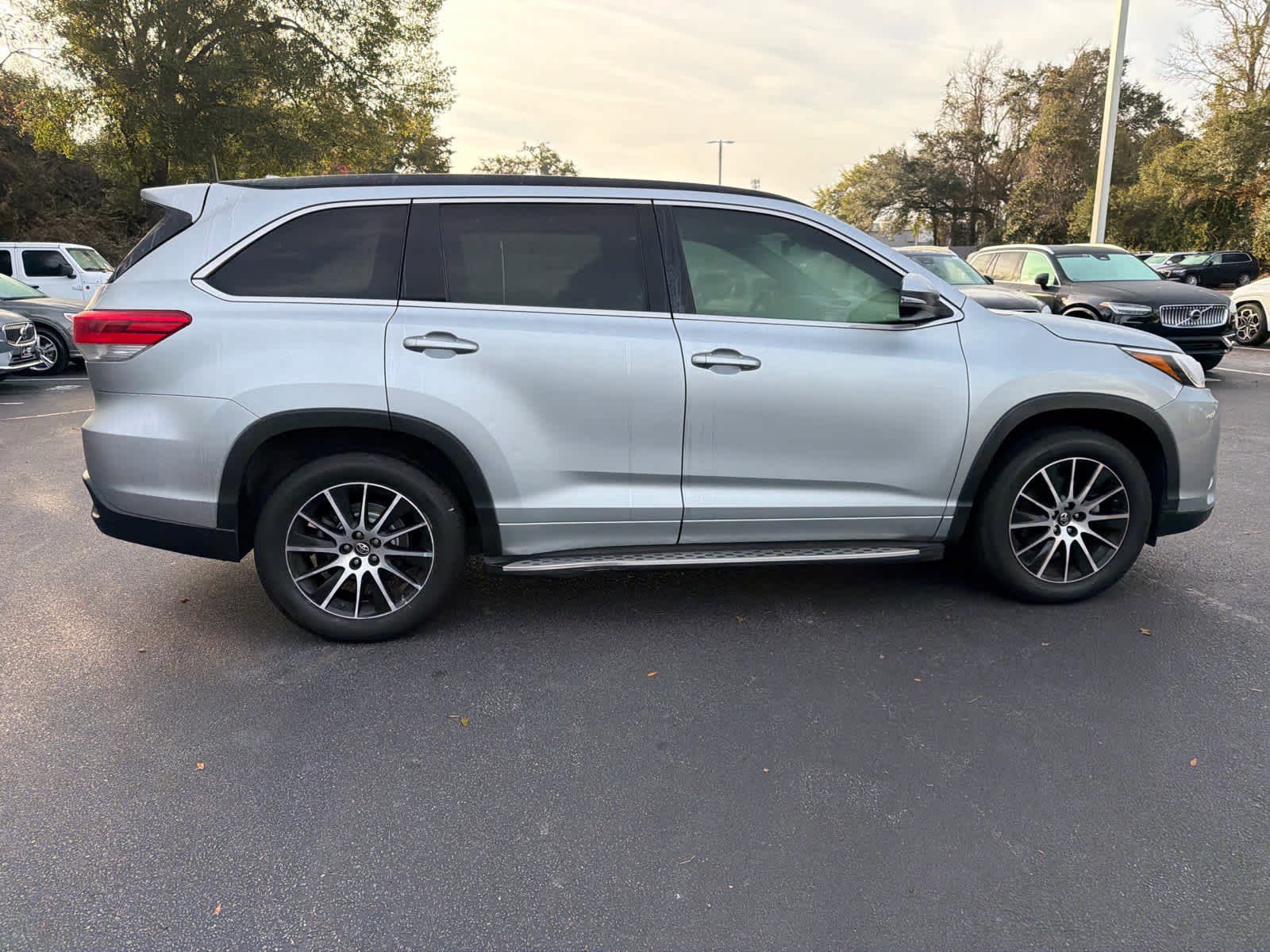 Used 2018 Toyota Highlander SE image 15