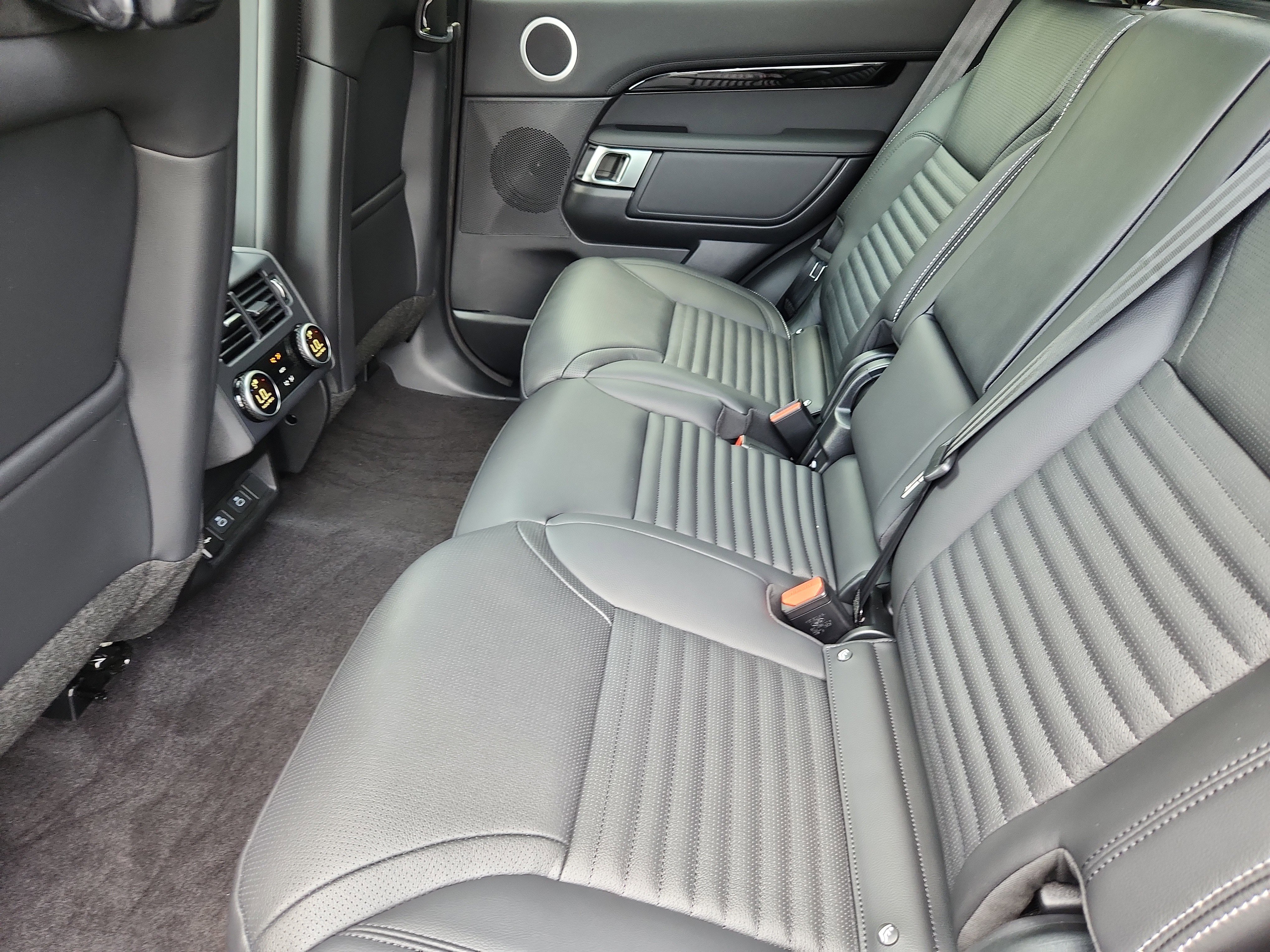 New 2025 Land Rover Discovery S image 5