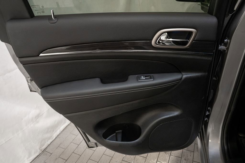 Used 2015 Jeep Grand Cherokee Overland w/ Advanced Technology Group image 11