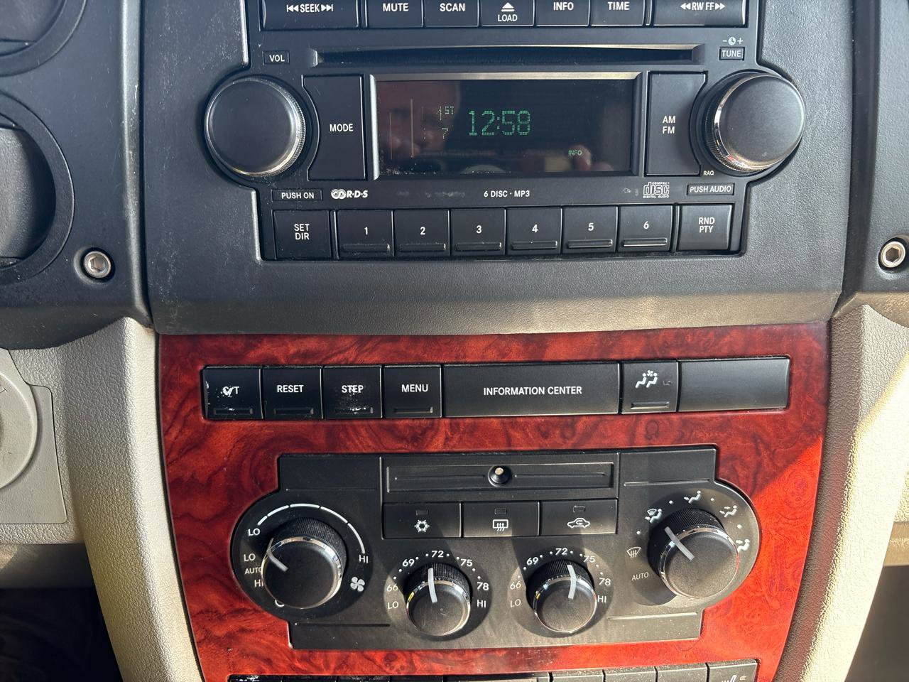 Used 2007 Jeep Commander Limited w/ Trailer Tow Group IV image 16