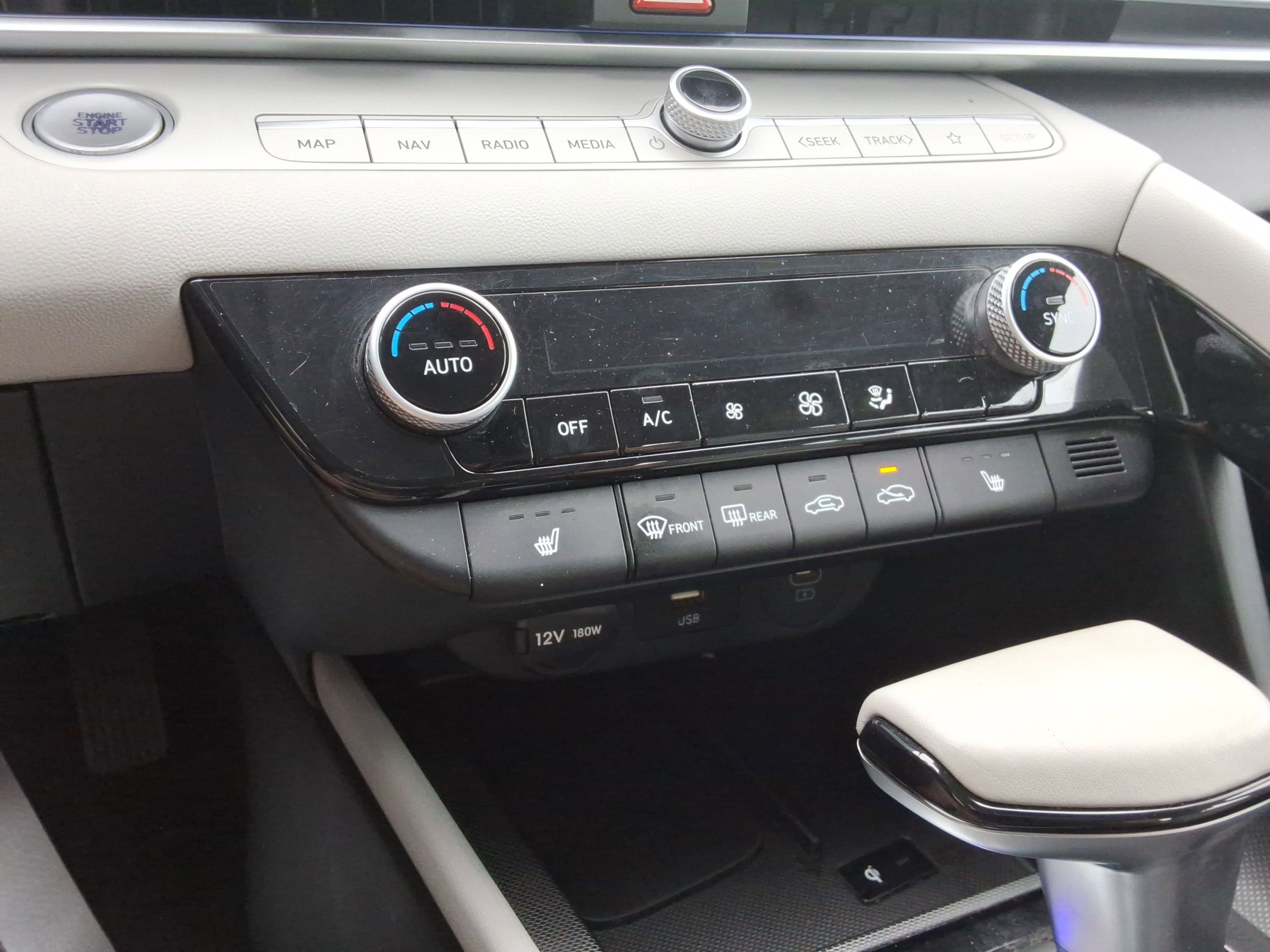 Used 2024 Hyundai Elantra Limited FWD image 17