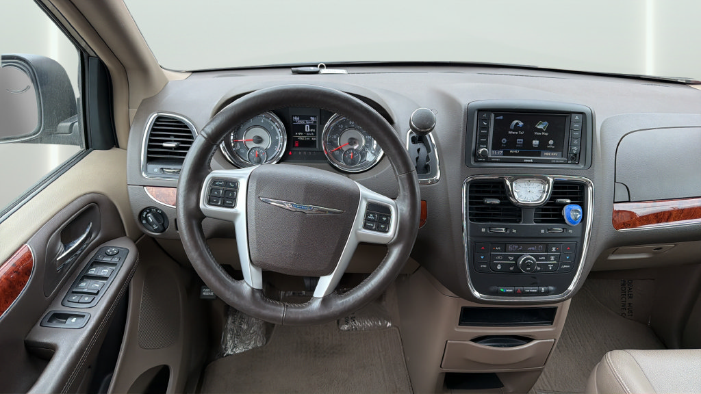 Used 2015 Chrysler Town & Country Touring-L w/ Driver Convenience Group FWD image 16