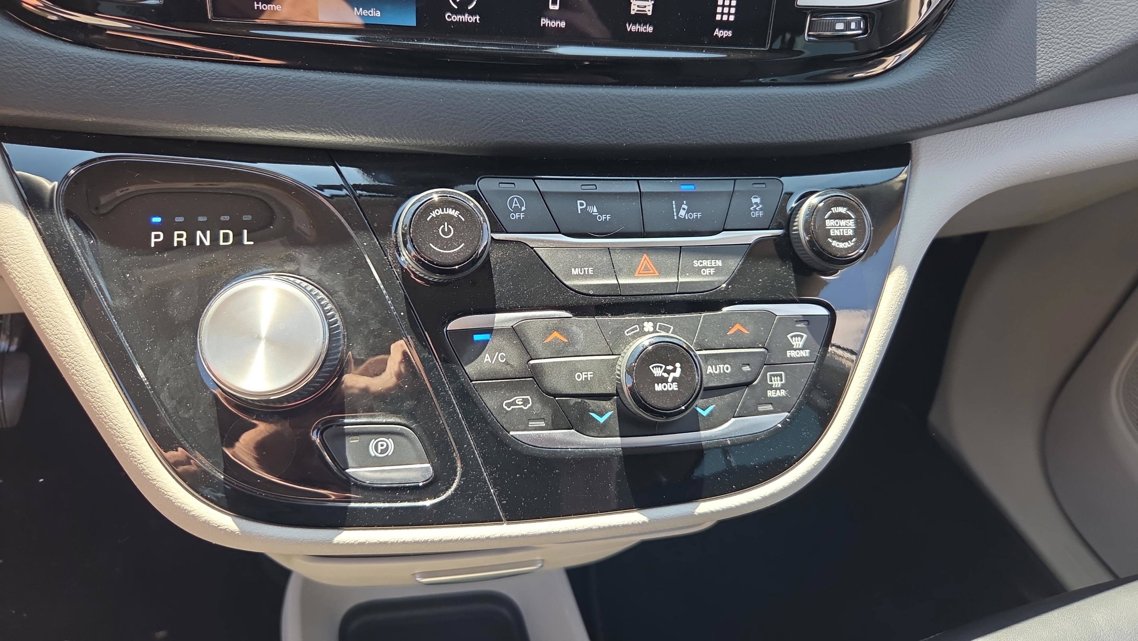 Used 2024 Chrysler Pacifica Touring-L image 10