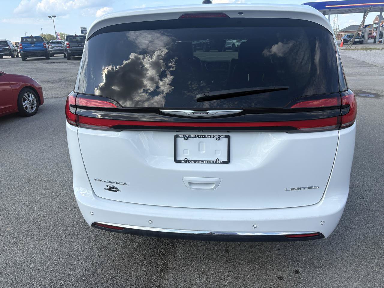 Used 2024 Chrysler Pacifica Limited FWD image 4