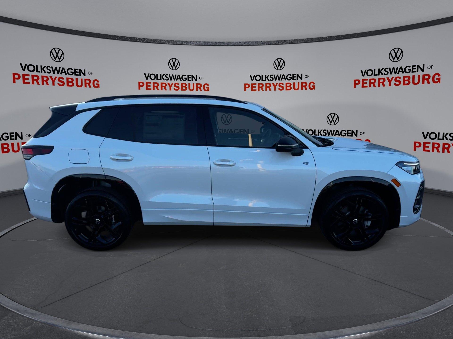 New 2026 Volkswagen Tiguan SE R-Line image 9