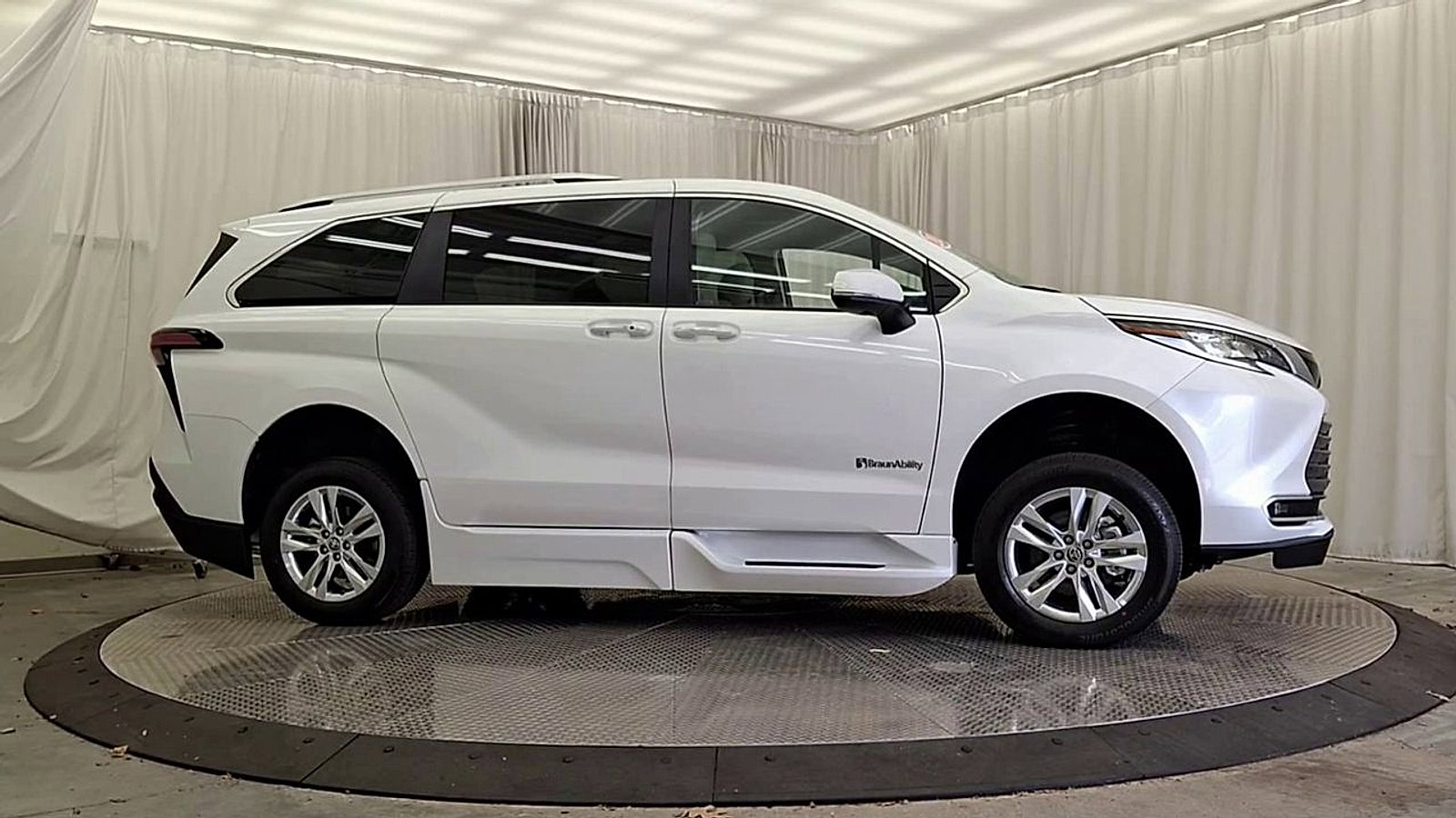 Used 2026 Toyota Sienna Limited FWD image 6
