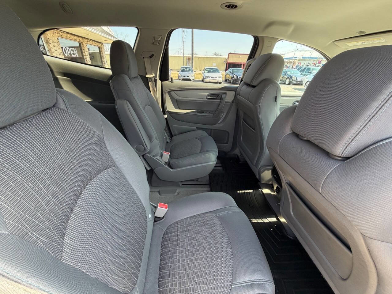 Used 2017 Chevrolet Traverse LT FWD image 14