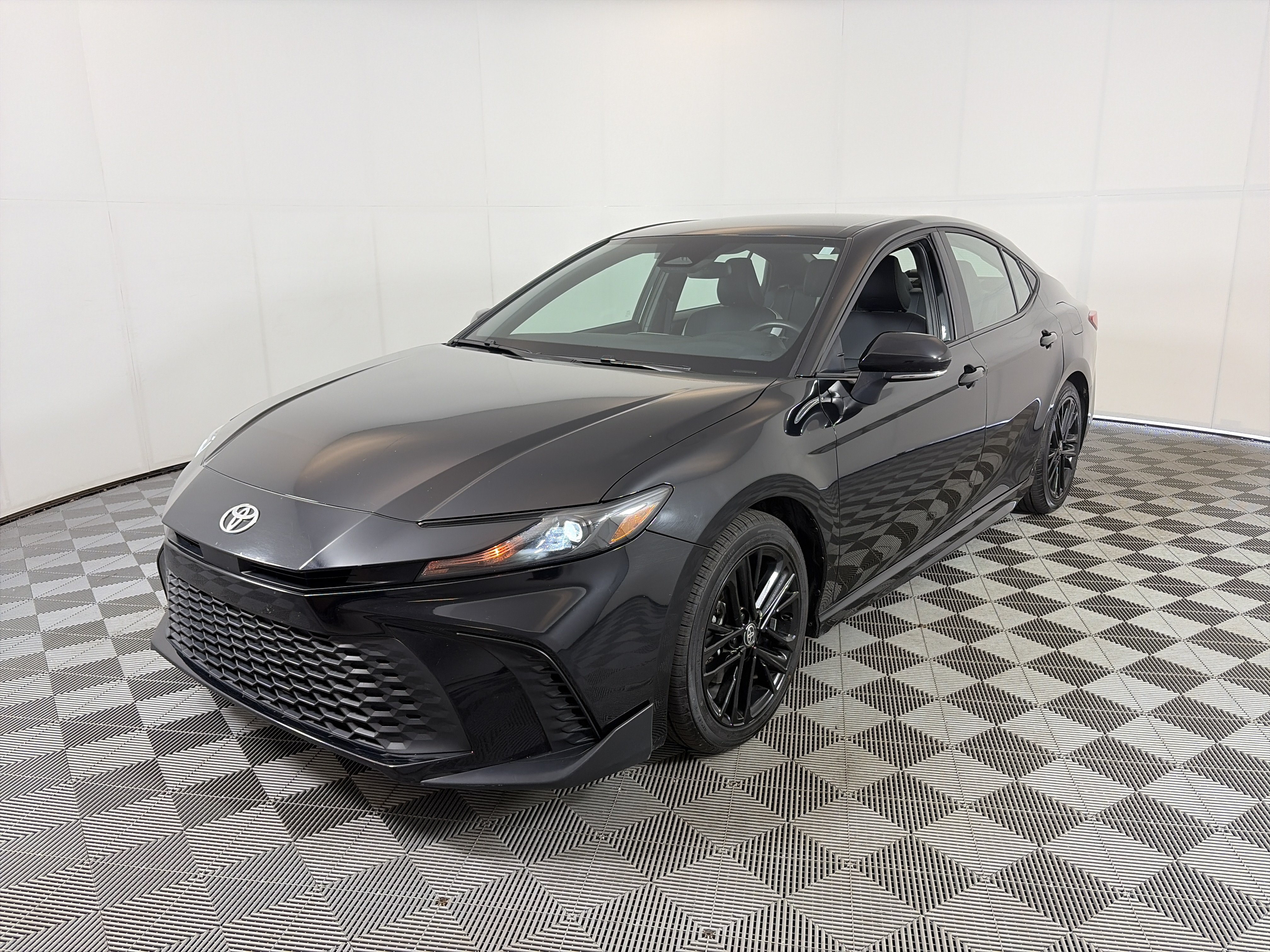 Used 2025 Toyota Camry SE FWD image 2