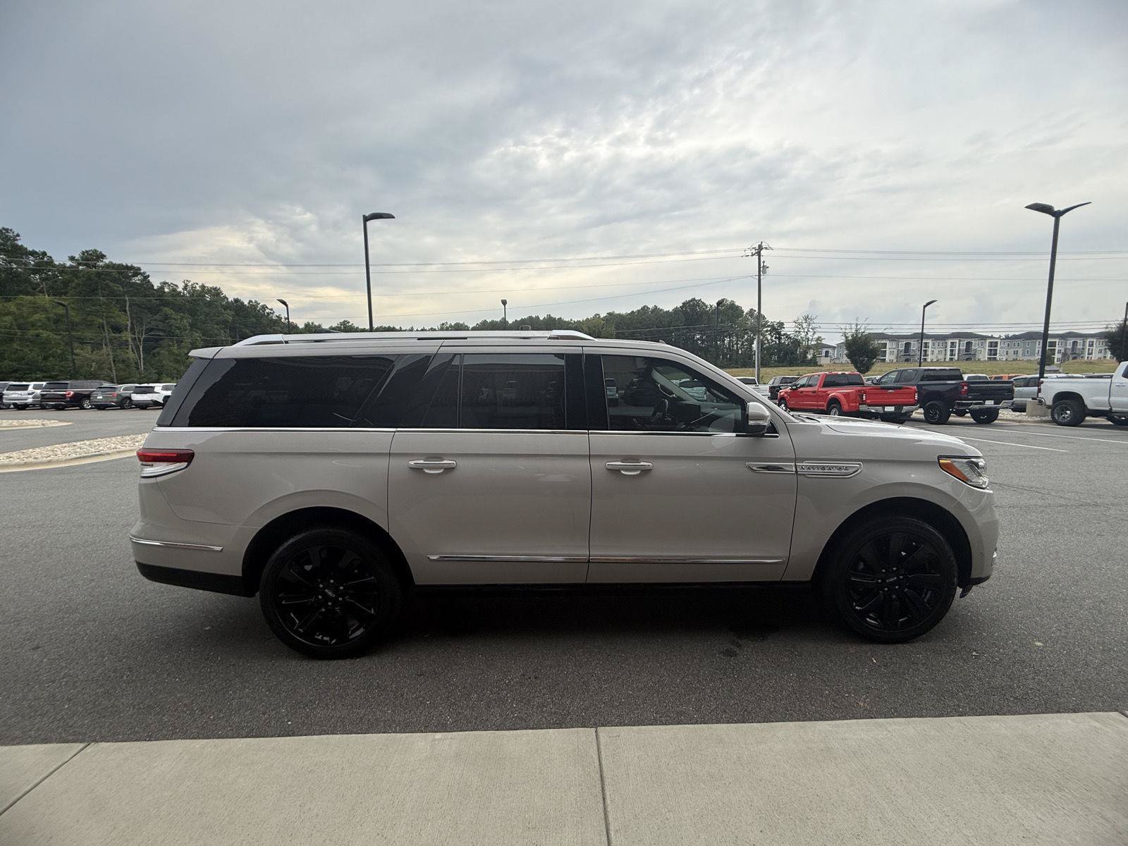 Used 2022 Lincoln Navigator L Reserve RWD image 35