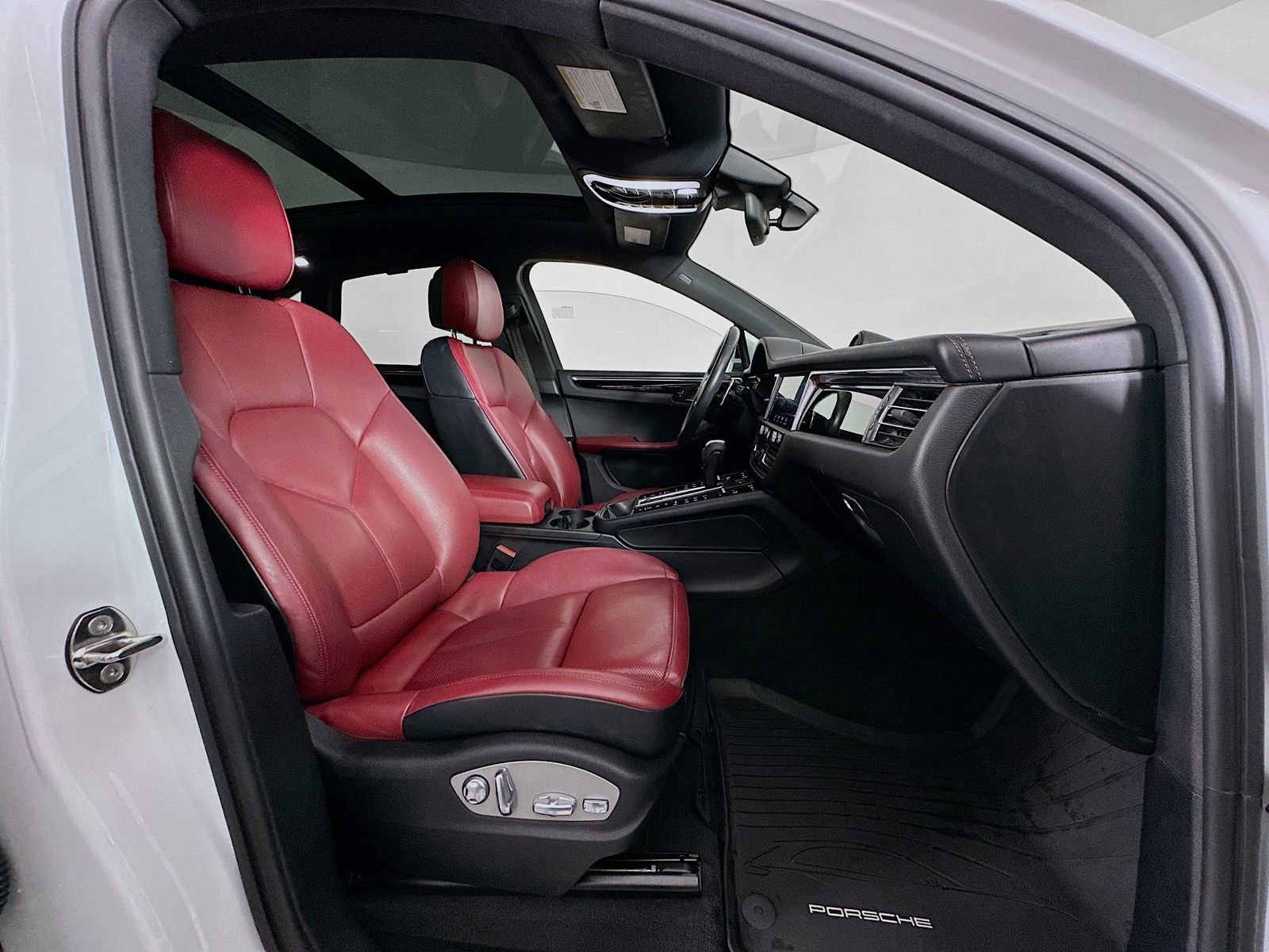 Used 2023 Porsche Macan S image 30