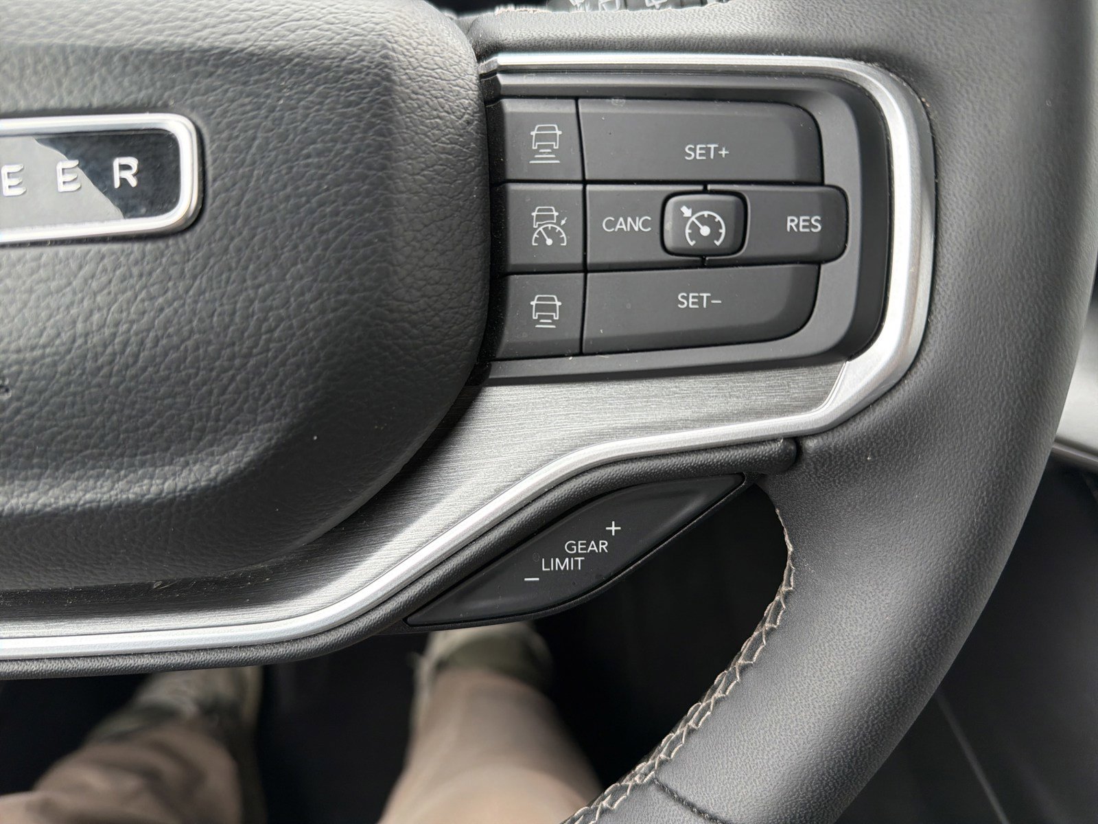 Used 2025 Jeep Wagoneer L Series III AWD/4WD image 29