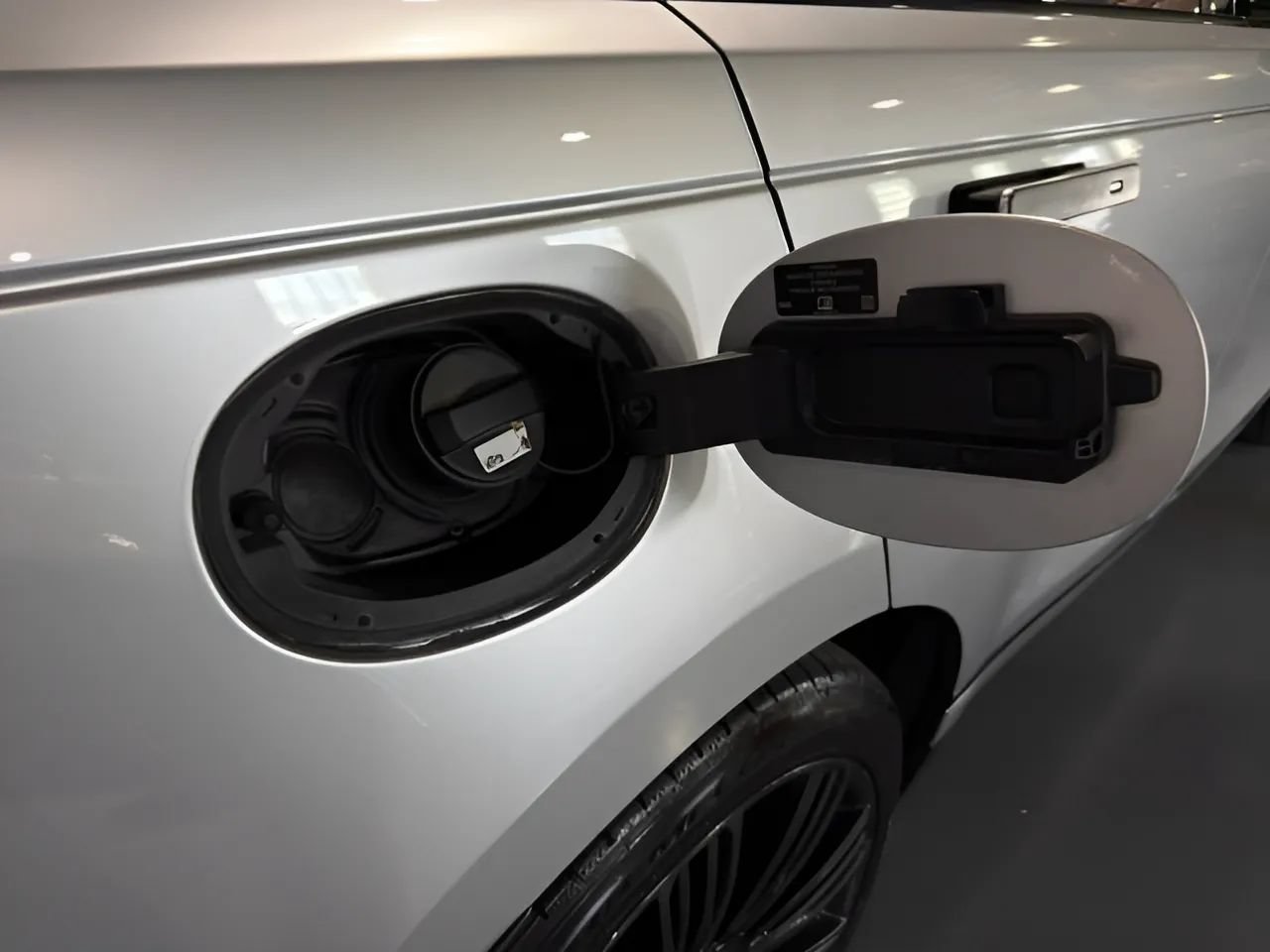 Used 2019 Land Rover Range Rover Velar R-Dynamic HSE AWD/4WD image 32