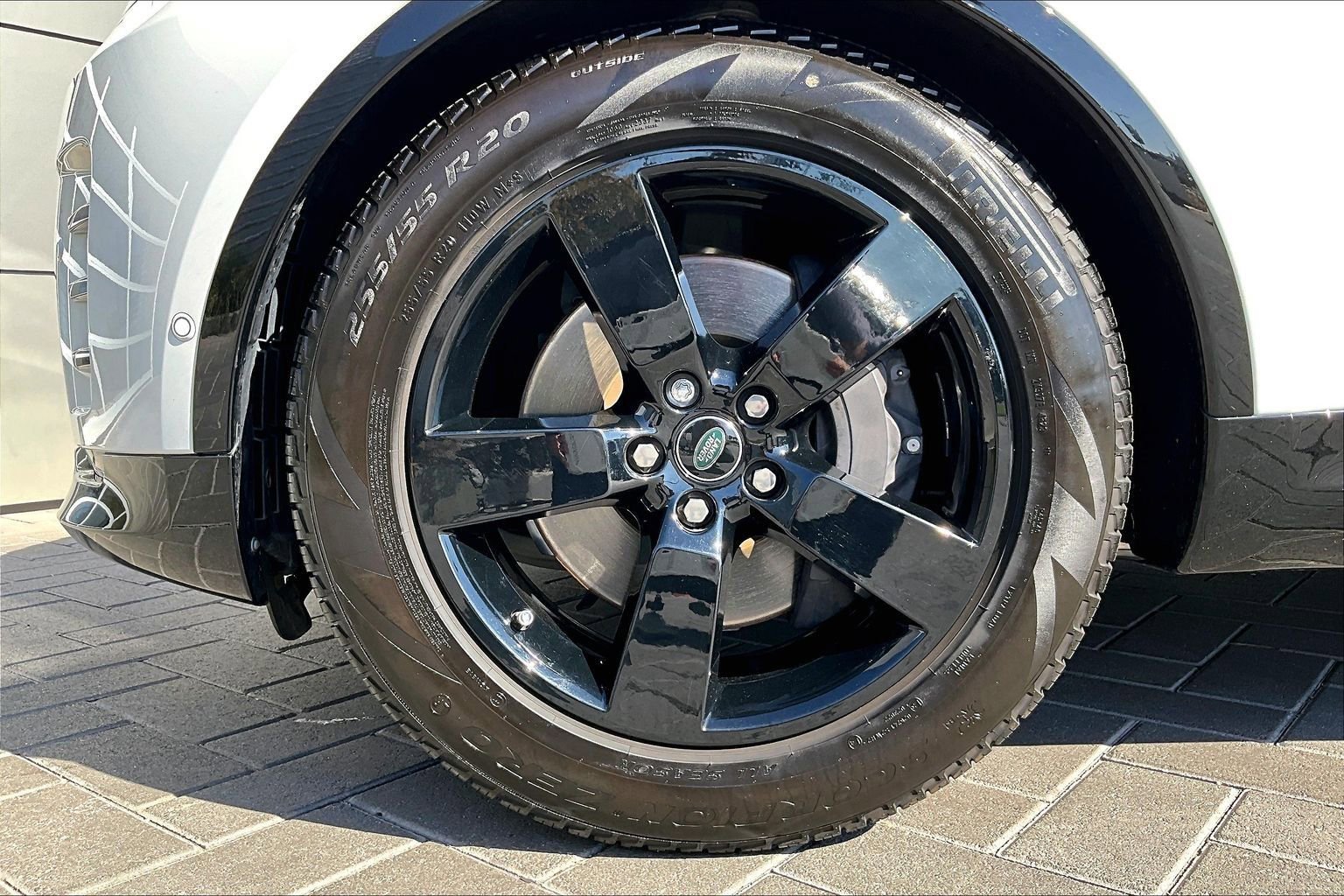 Used 2024 Land Rover Discovery Dynamic SE image 8