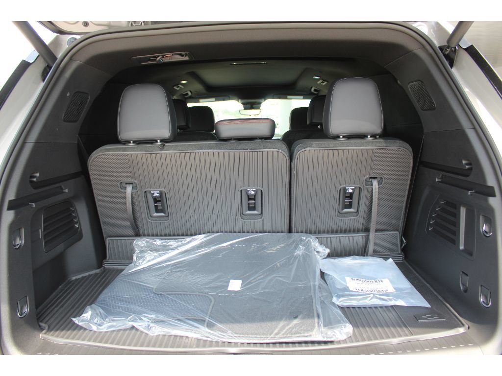 New 2026 Chevrolet Traverse Z71 w/ Driver Confidence Package AWD/4WD image 8