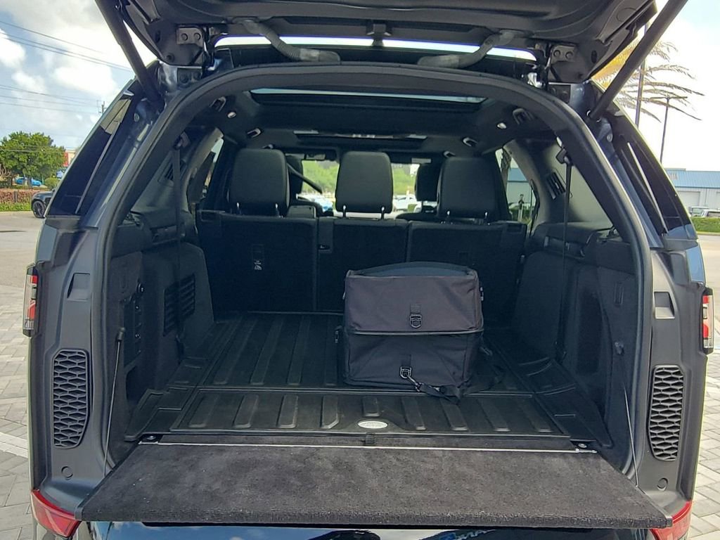 Used 2020 Land Rover Discovery Landmark image 11