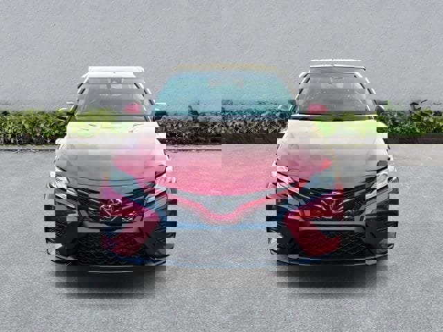 Used 2018 Toyota Camry XLE FWD image 3