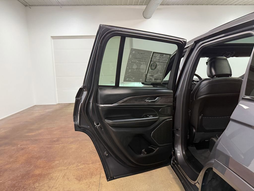Used 2024 Jeep Grand Cherokee Overland AWD/4WD image 45