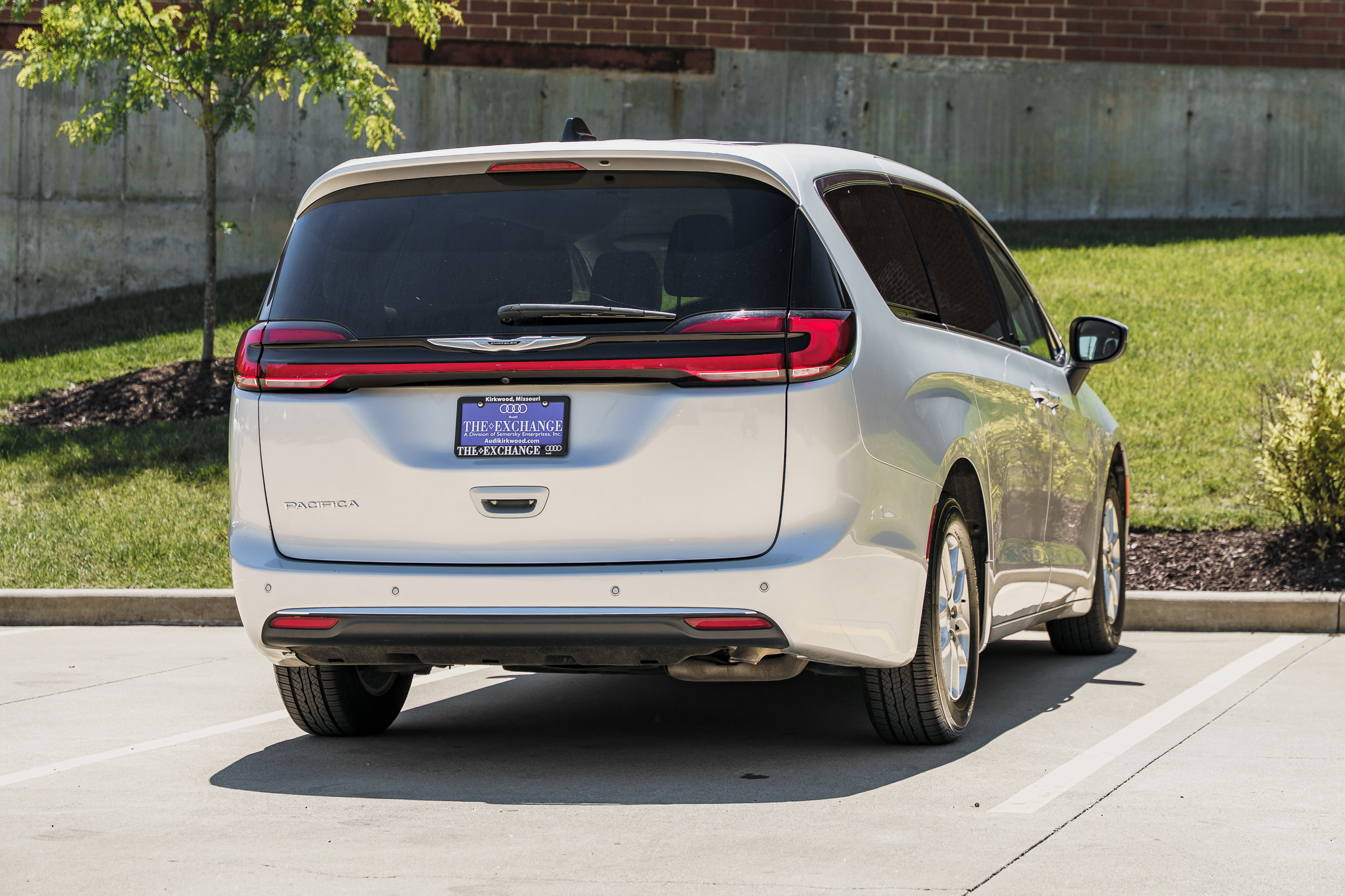 Used 2023 Chrysler Pacifica Touring-L FWD image 4